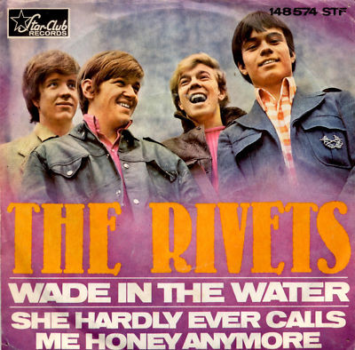 Cover The Rivets - Wade In The Water / She Hardly Ever Calls Me Honey Anymore (7, Single) Schallplatten Ankauf