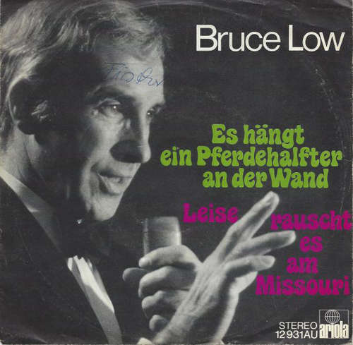 Cover Bruce Low - Es Hängt Ein Pferdehalfter An Der Wand / Leise Rauscht Es Am Missouri (7, Single) Schallplatten Ankauf